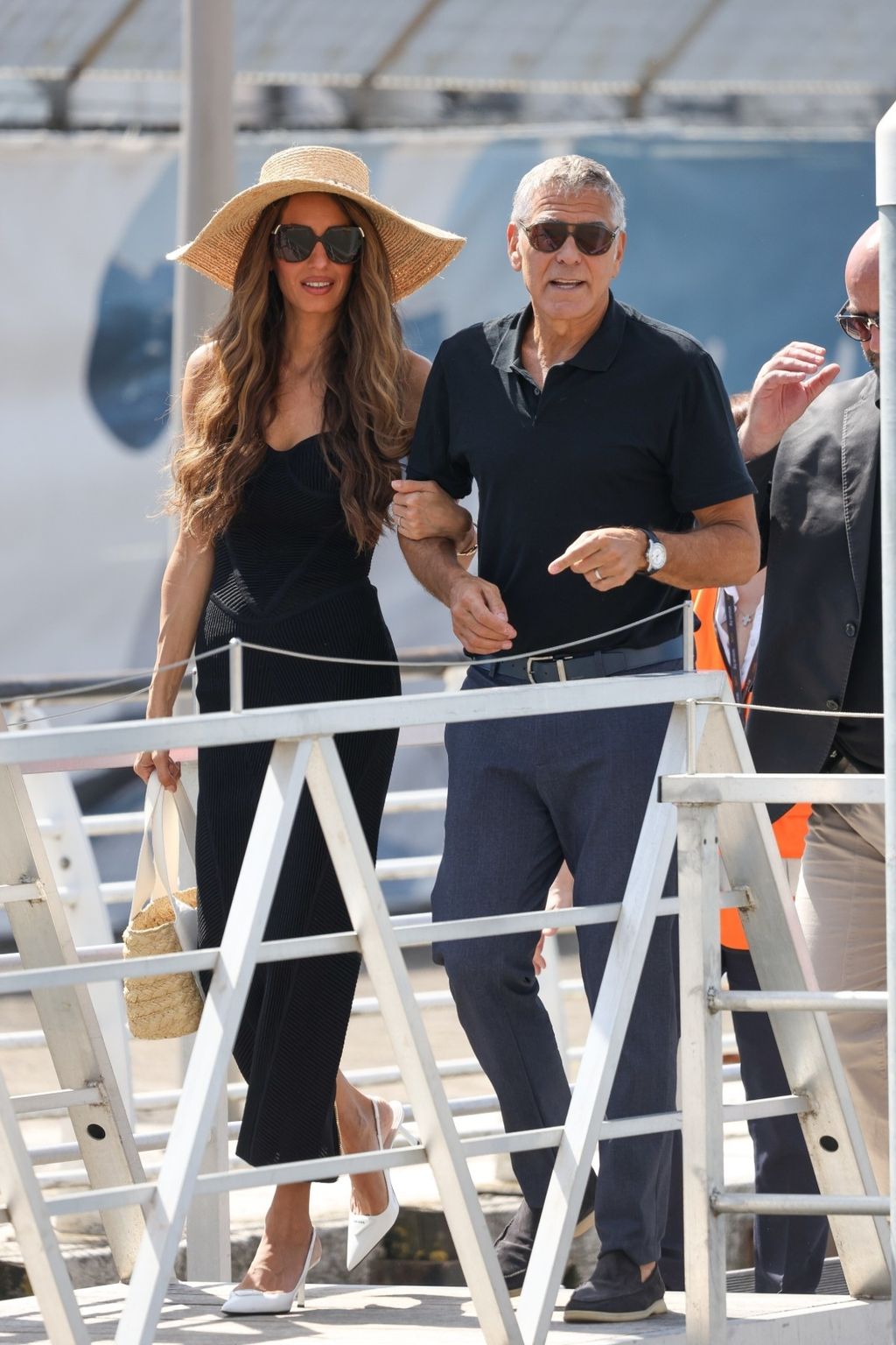 Amal Clooney u crnoj haljini bijelim štiklama