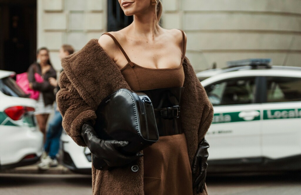 Smeđa haljina u street style izdanju s Tjedna mode
