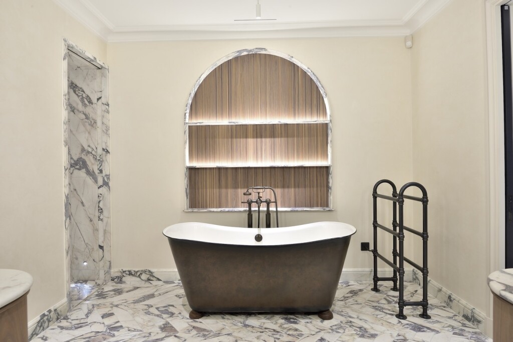 Stan u Parizu s pogledom na kultni Café de Flore