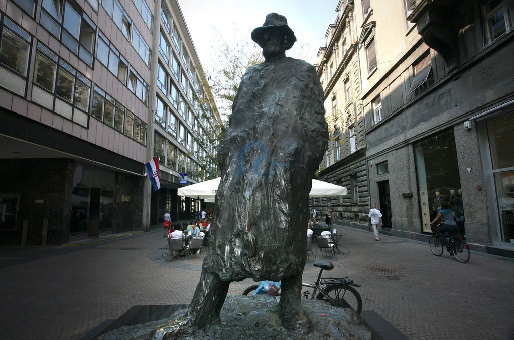 Spomenik Tinu Ujeviću koji je izradio Miro Vuco