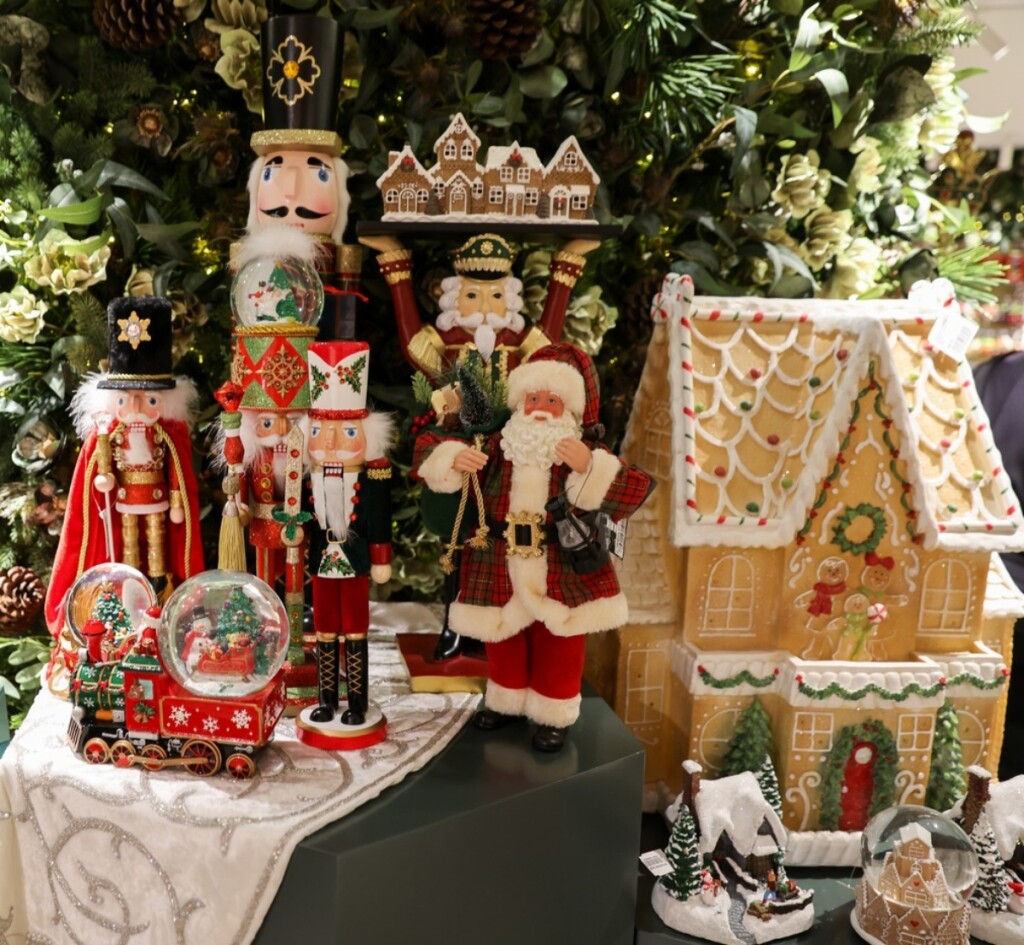 Božićni ukrasi u Harrods trgovini u Londonu