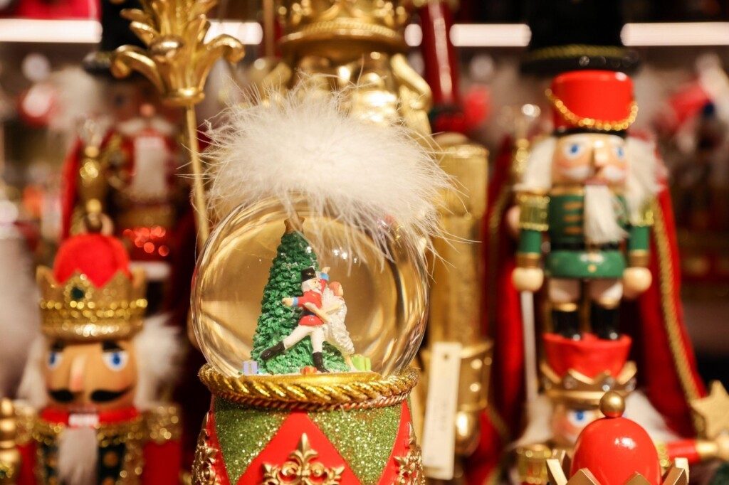 Božićni ukrasi u Harrods trgovini u Londonu