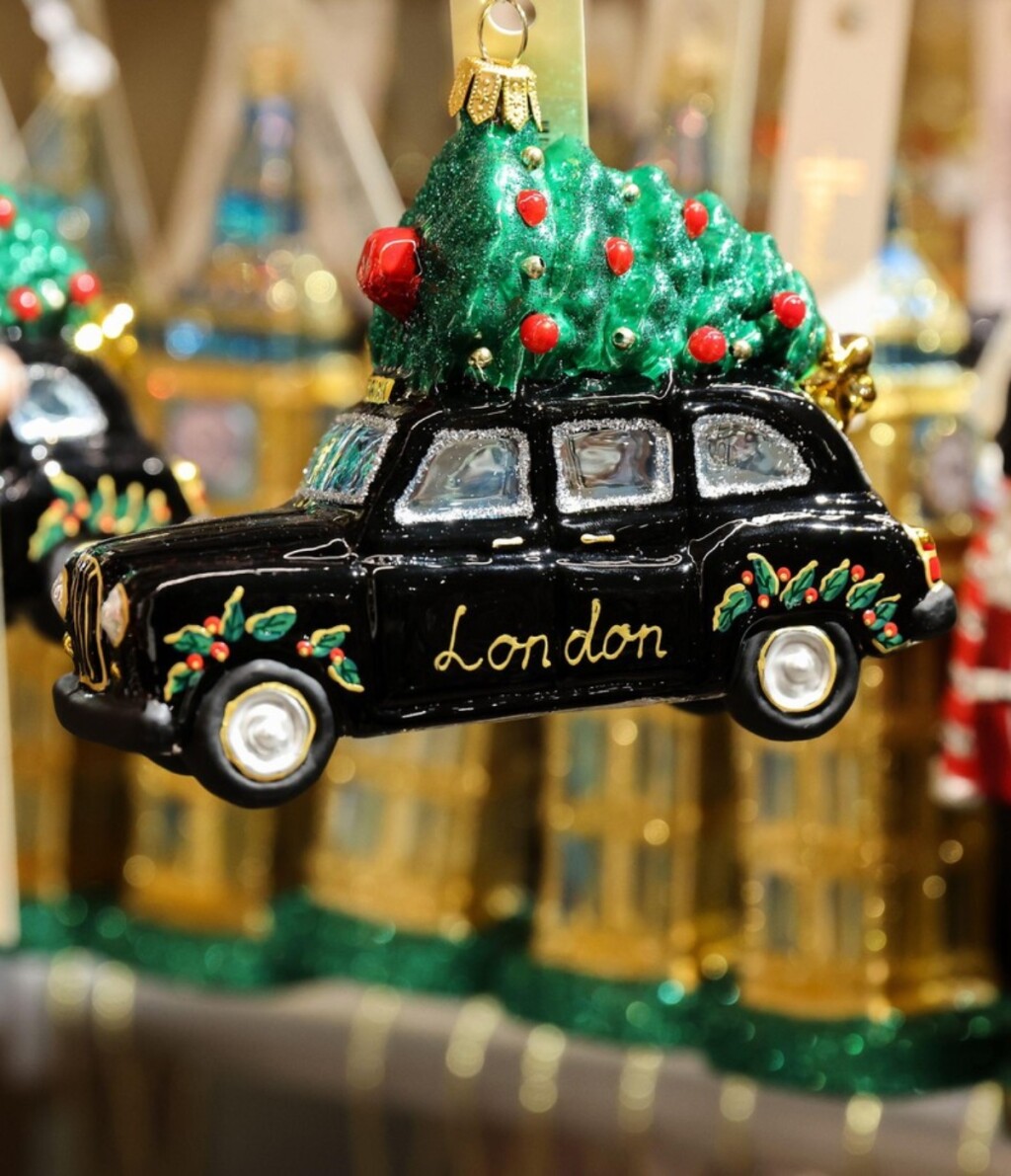 Božićni ukrasi u Harrods trgovini u Londonu