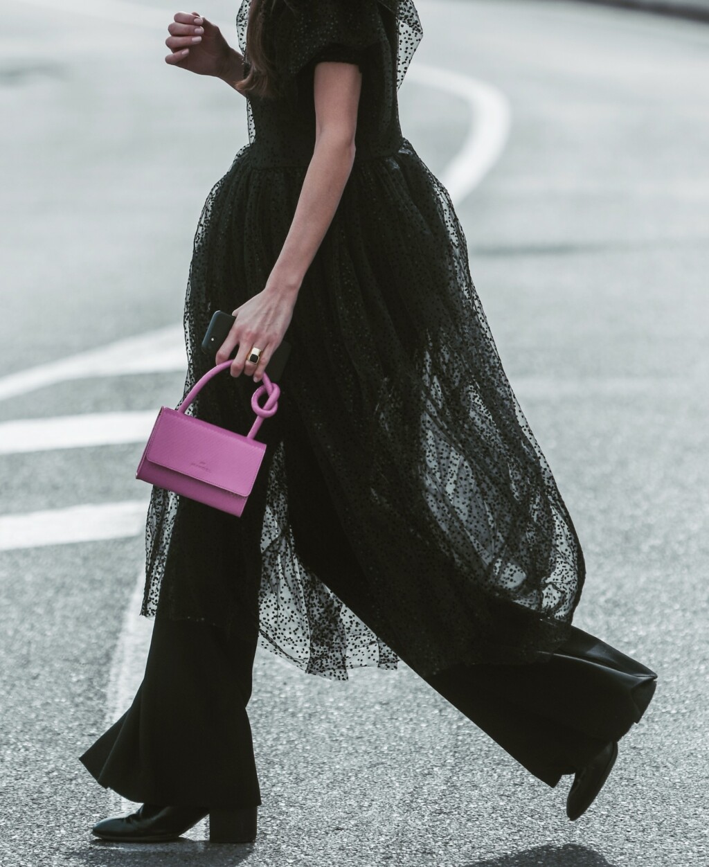 Spoj haljine i hlača u street style izdanju s Tjedna mode