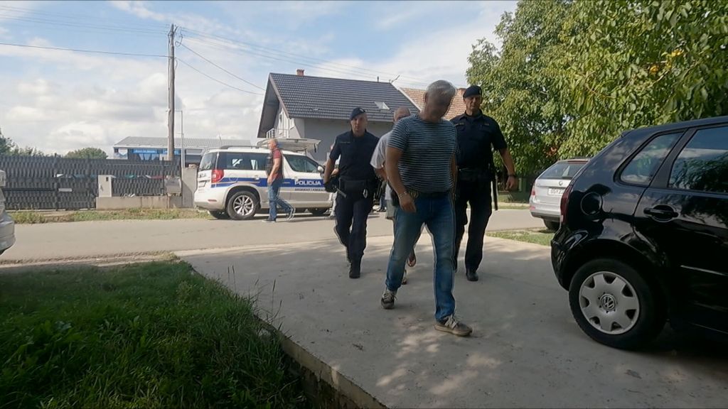 Privođenje osumnjičenog za ubojstvo supruge u mjestu Tenja - 1