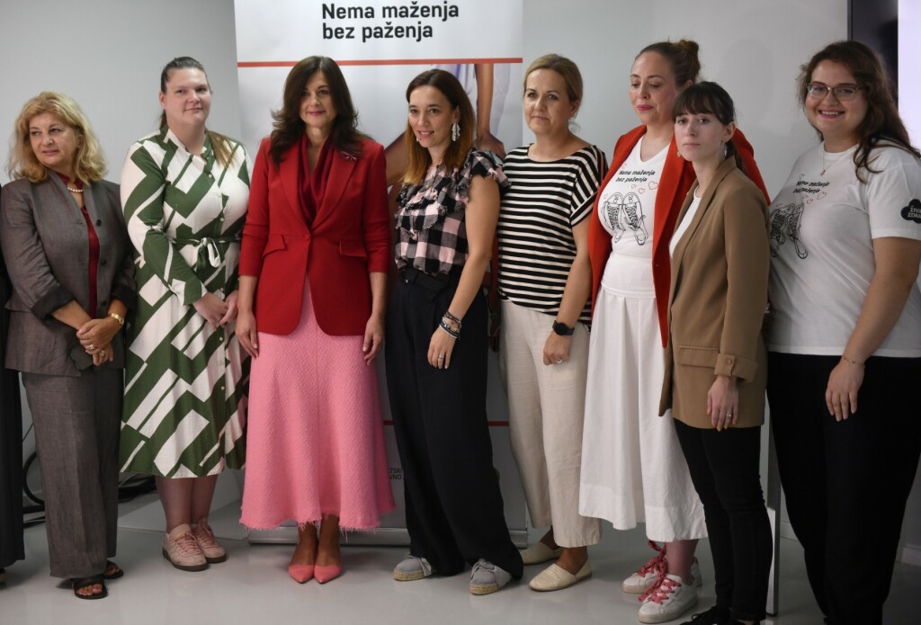 Sanja Musić Milanović u ružičasto-crvenom izdanju