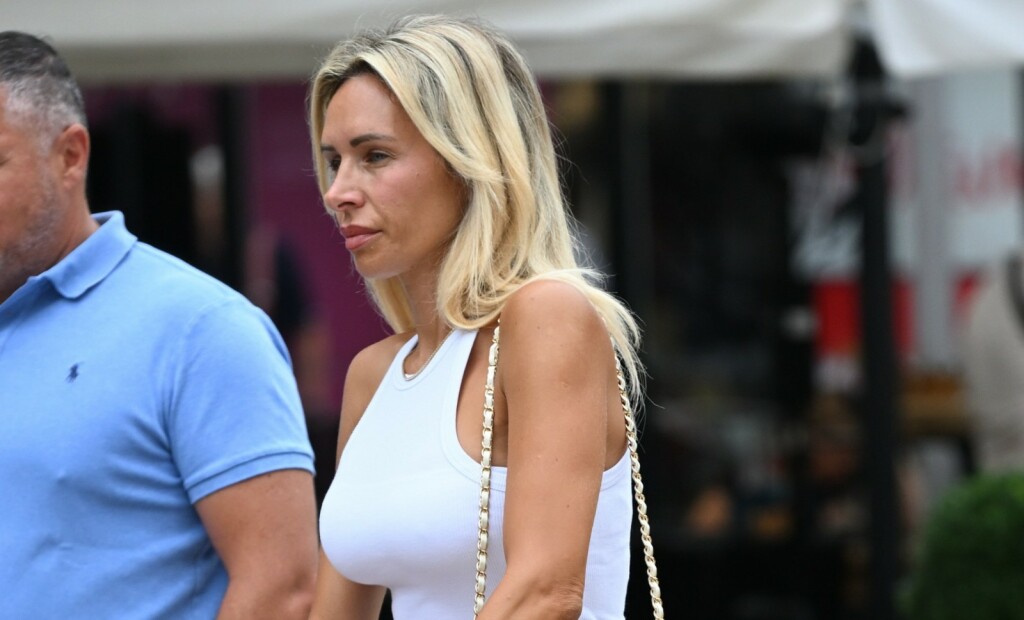 Ulična moda plavokosa dama u trapericama i bijeloj majici - 1