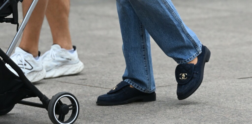 Ulična moda plavokosa dama u trapericama i bijeloj majici - 4