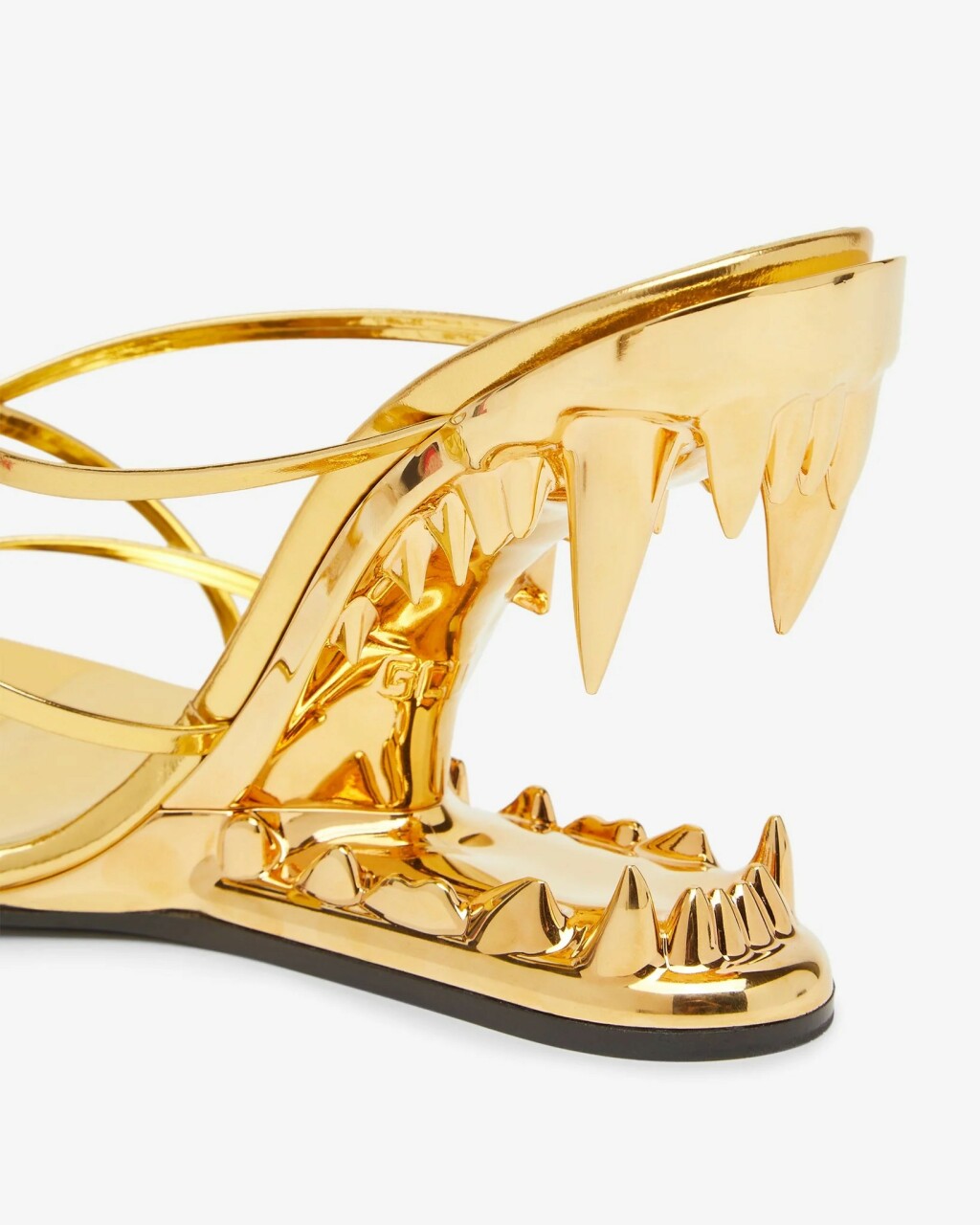 Sandale brenda GCDS imaju potpeticu sa zubima zvanu Morso