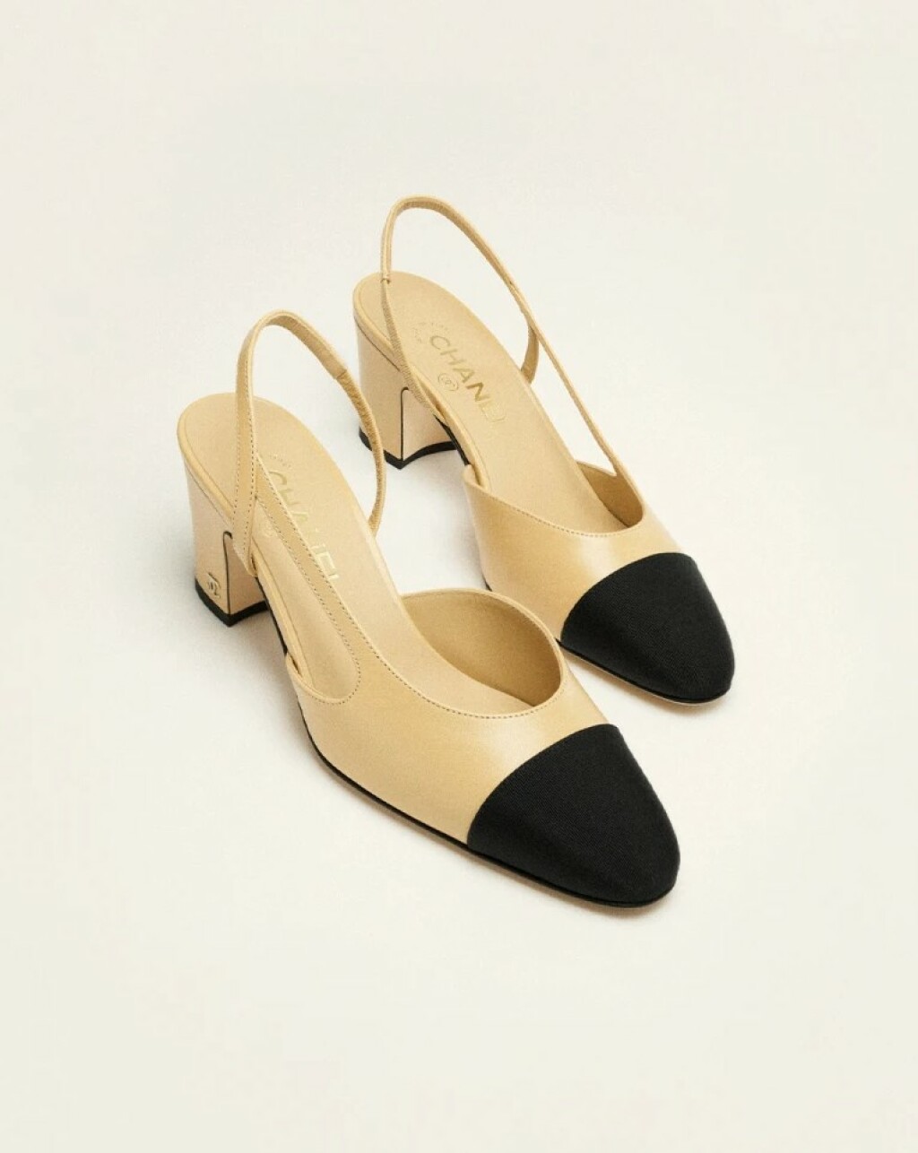 Chanelov kultni dvobojni slingback model