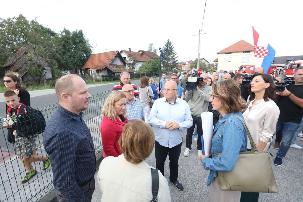 Roditelji i učenici područne OŠ Donji Dragonožec održali bojkot nastave - 24