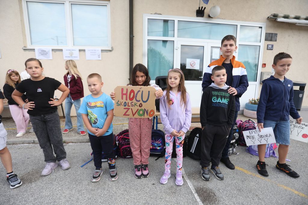 Roditelji i učenici područne OŠ Donji Dragonožec održali bojkot nastave - 24