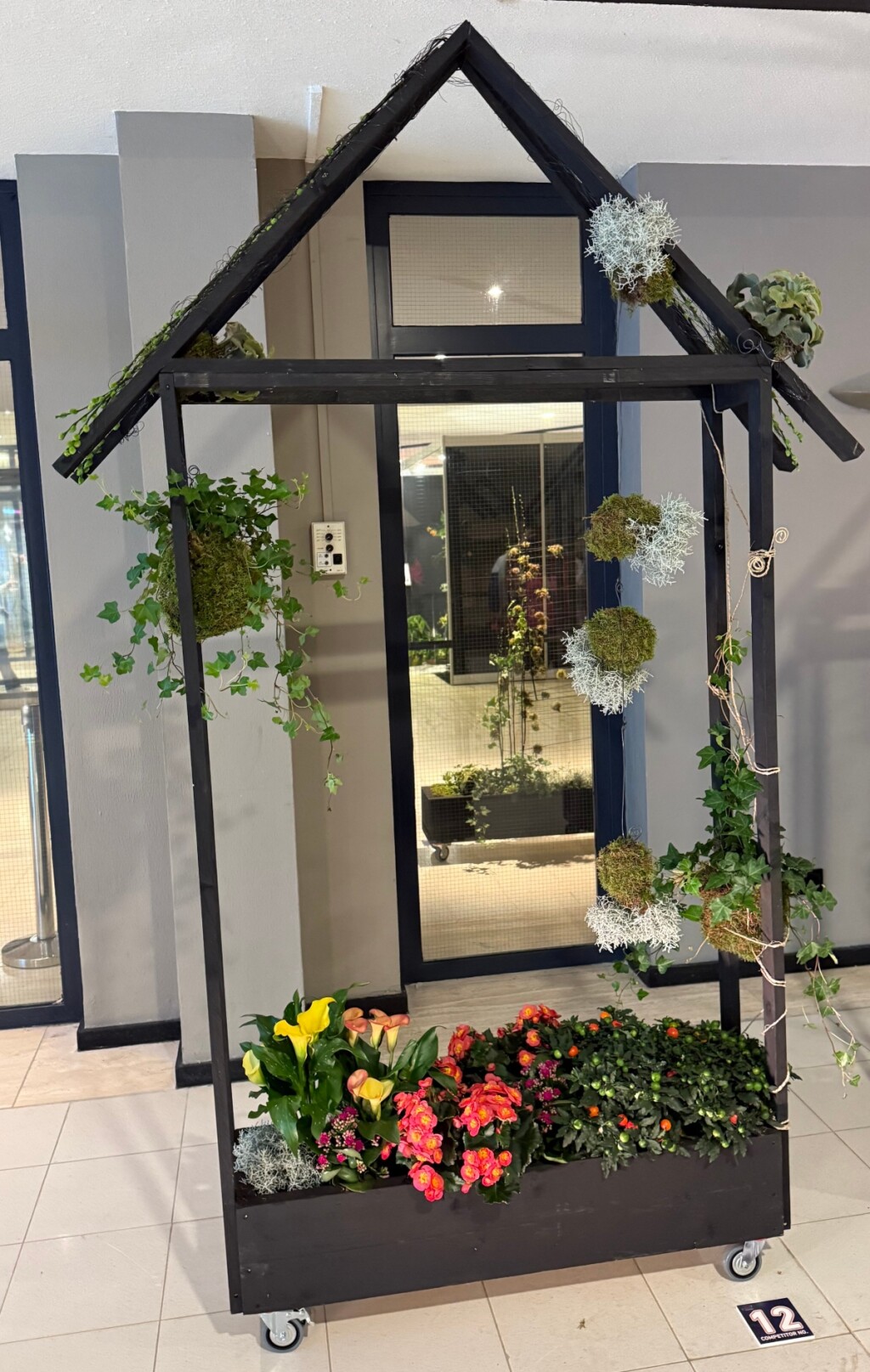 Tema iznenađenja: cvjetne konstrukcije unutar nizozemske kuće