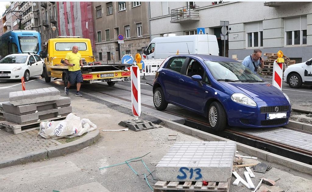 Automobil upao u raskopani dio pruge u centru Zagreba