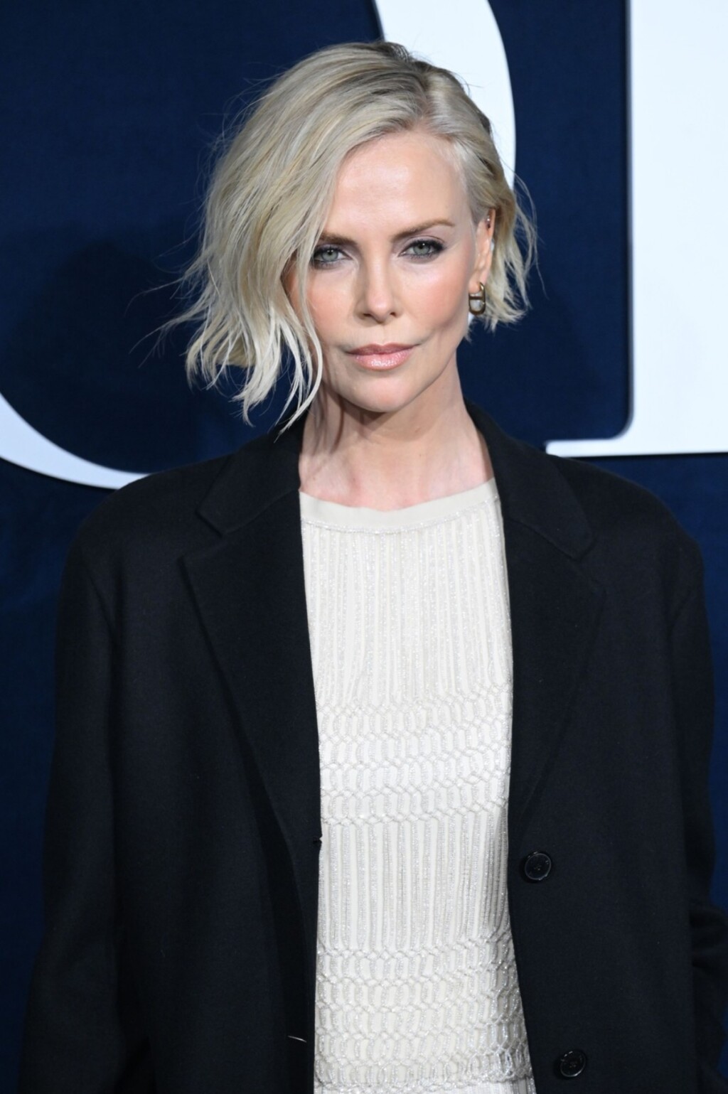 Charlize Theron savršeno je pristajao teksturirani bob