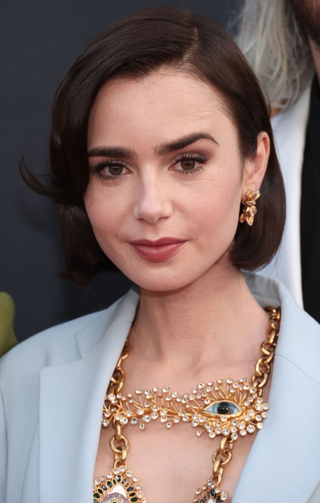 Lily Collins svoju bob frizuru stilizira na razne načine