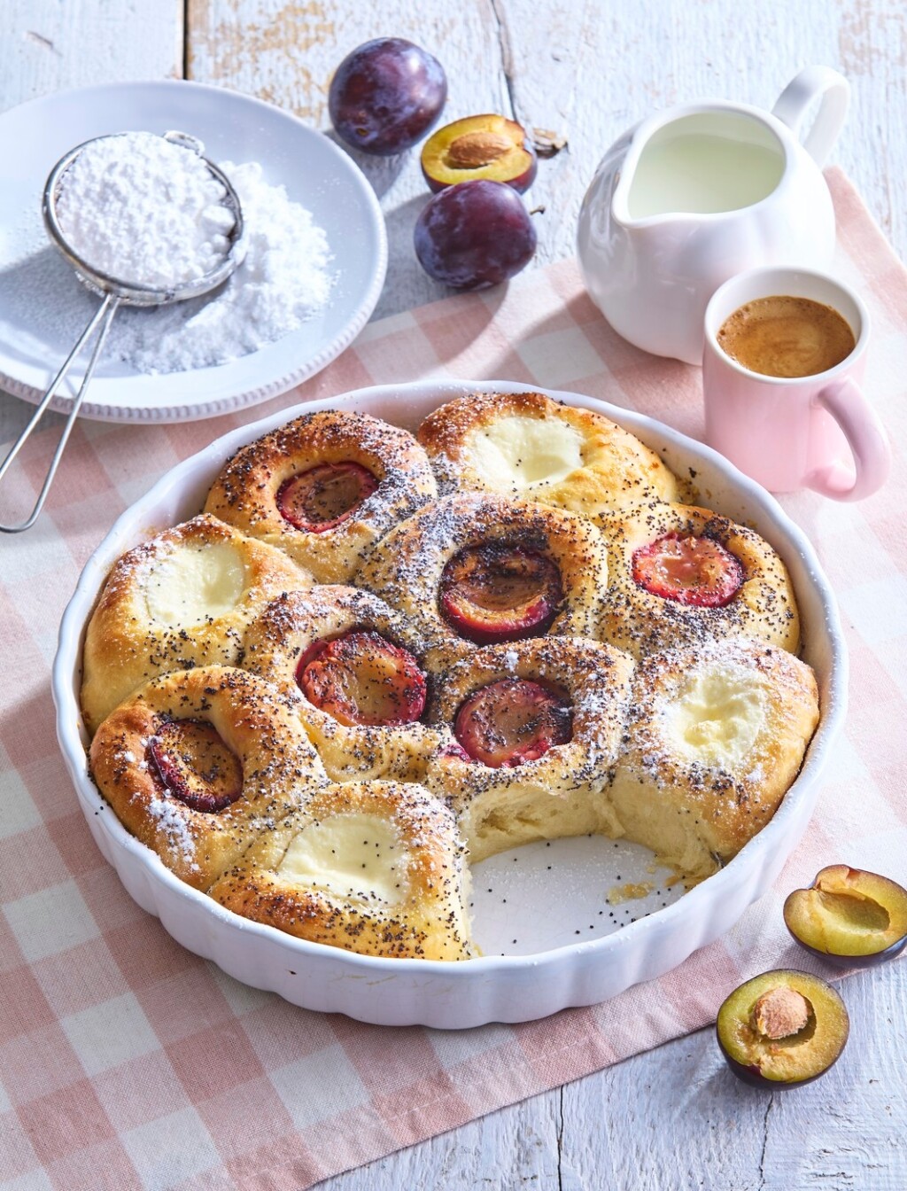 Kolač sa šljivama i sirom