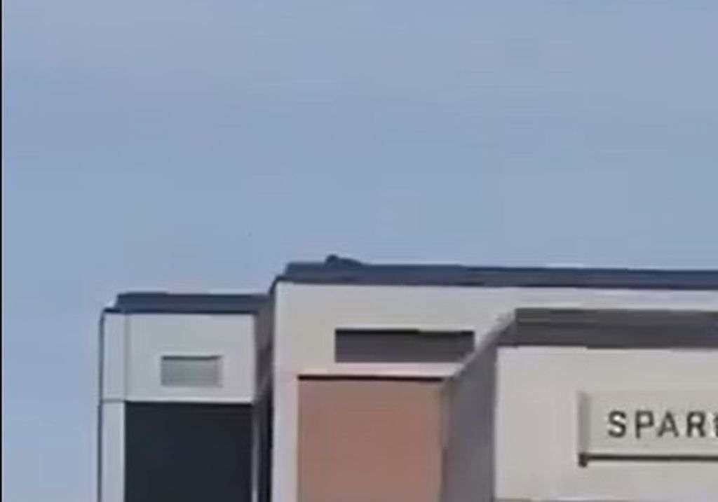 Čovjek bježi preko krova nakon atentata na Charlieja Kirka