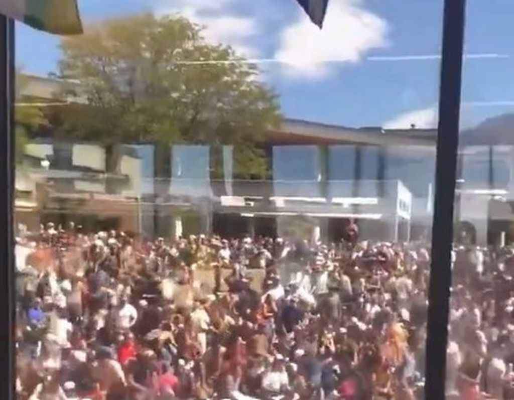 Čovjek bježi preko krova nakon atentata na Charlieja Kirka