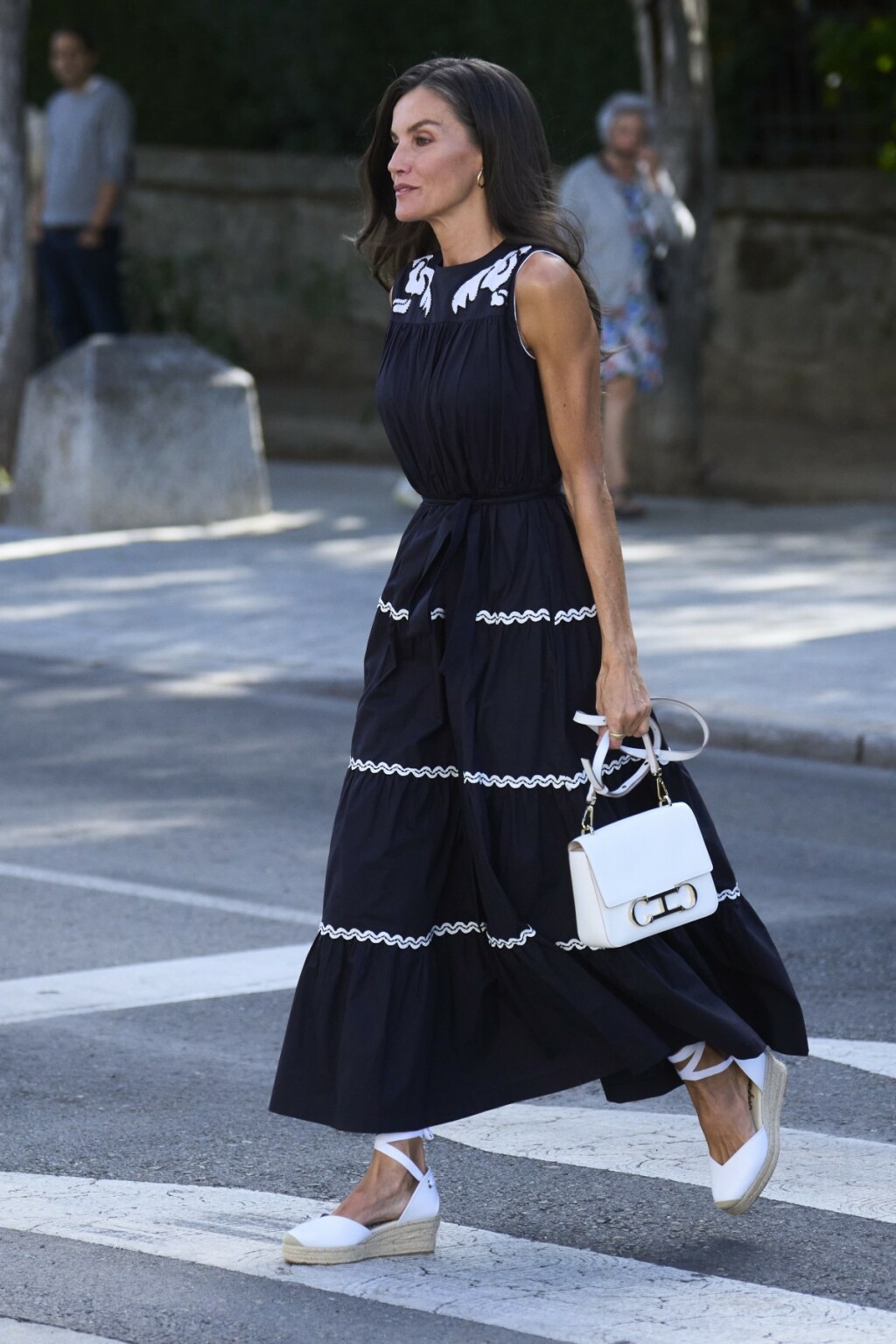 Kraljica Letizia u crnoj haljini i espadrilama