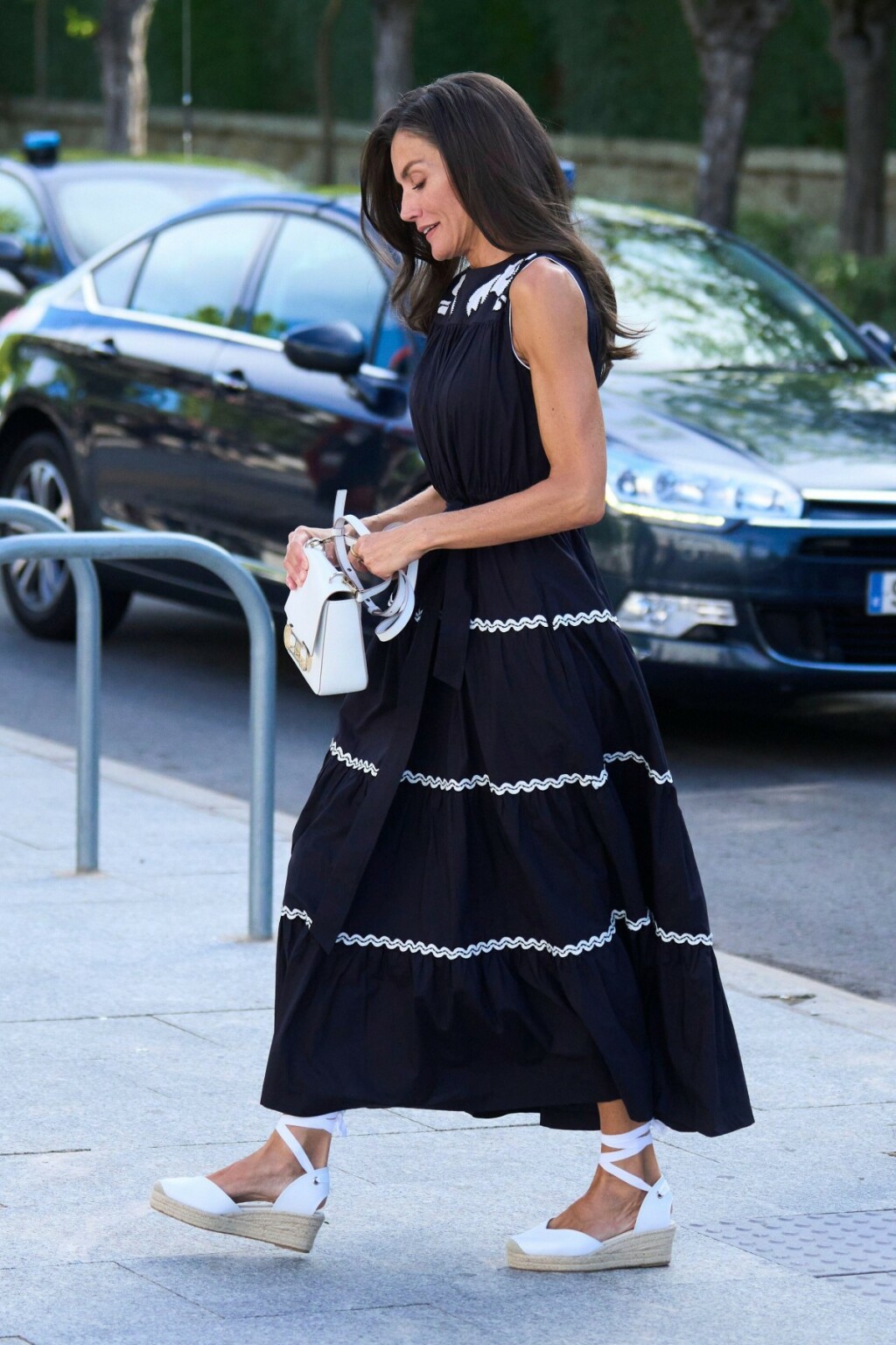 Kraljica Letizia u crnoj haljini i espadrilama