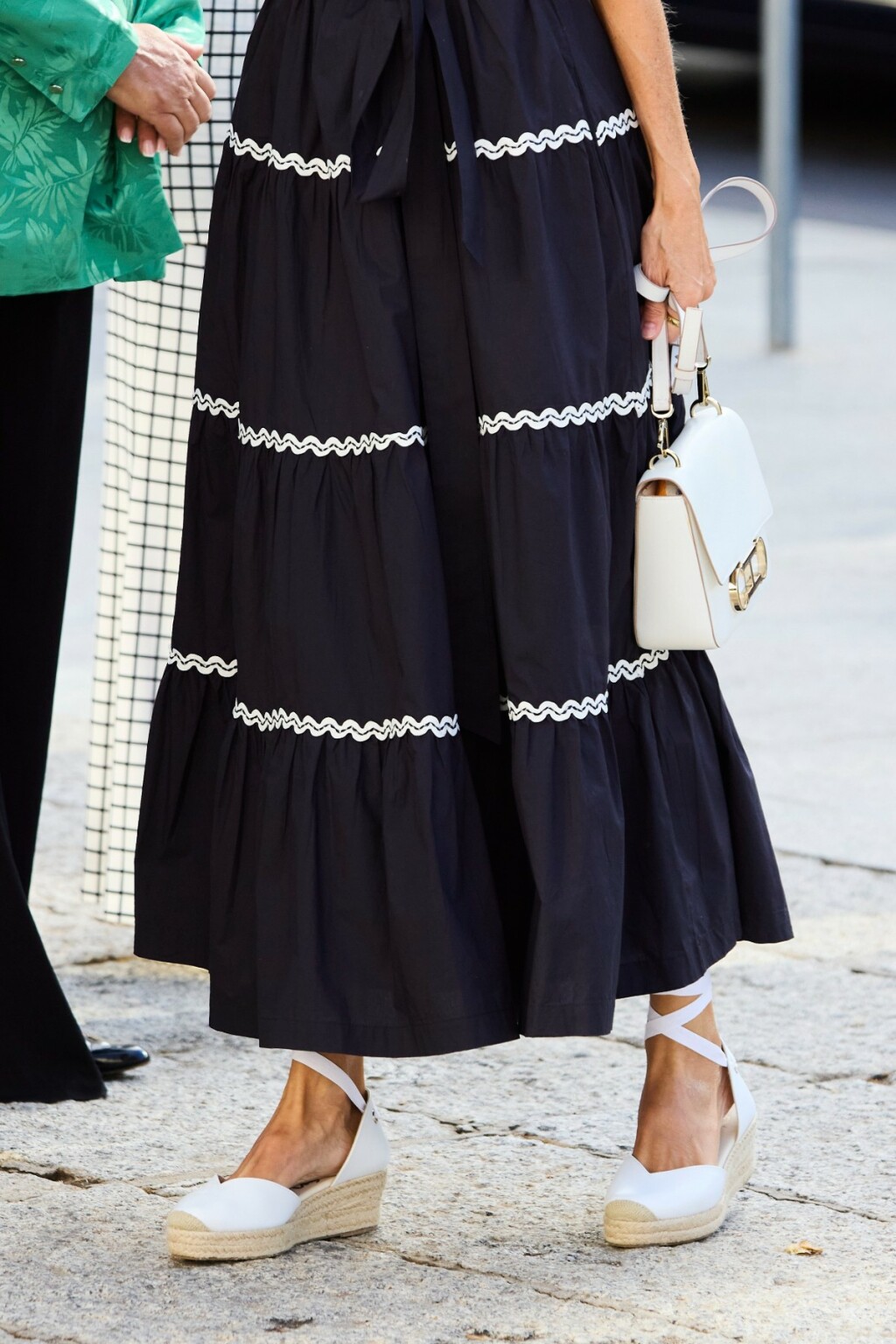 Kraljica Letizia u crnoj haljini i espadrilama