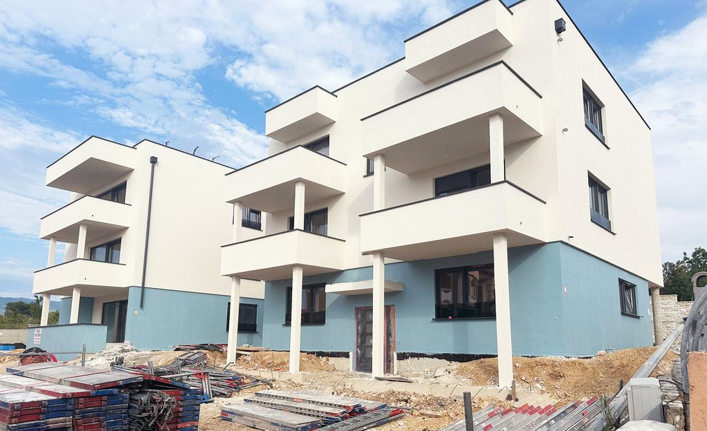 Nova zgrada u Novalji: Tvoj kutak mira i udobnosti, korak do mora i grada