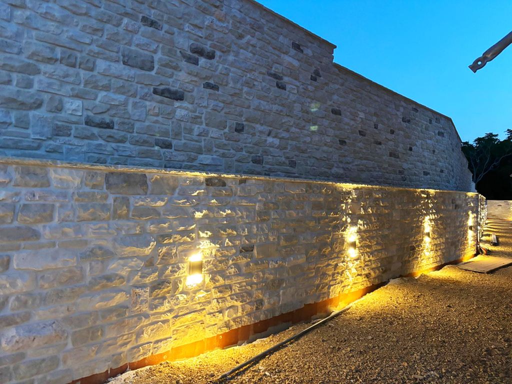 Nova zgrada u Novalji: Tvoj kutak mira i udobnosti, korak do mora i grada