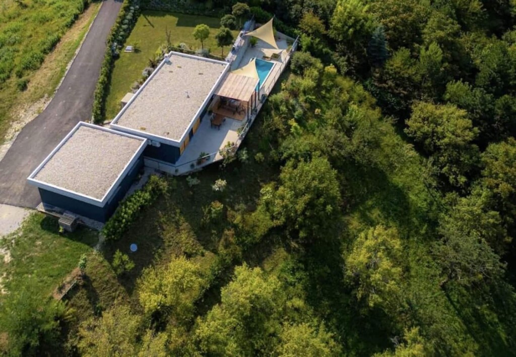 Kuća na brežuljku okružena zelenilom