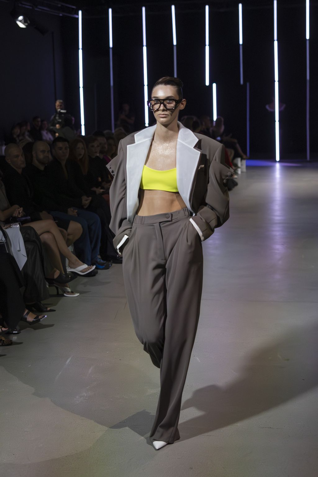 eNVy room revija - 2