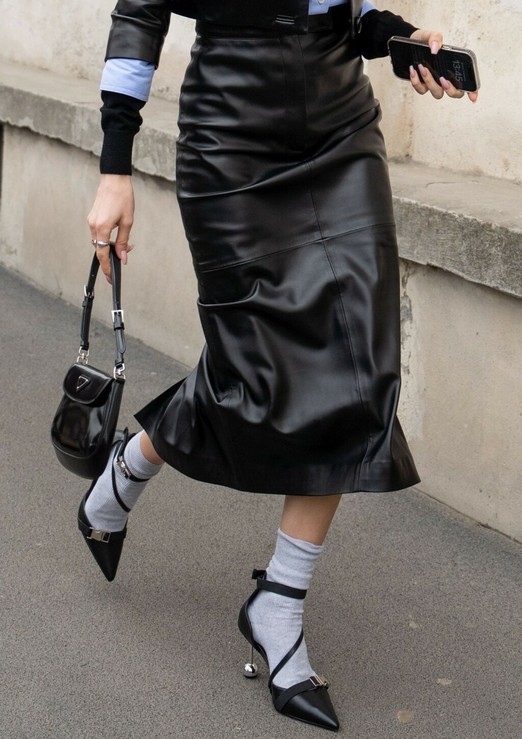 Kombinacija čarapa i štikli u street style izdanju s Tjedna mode