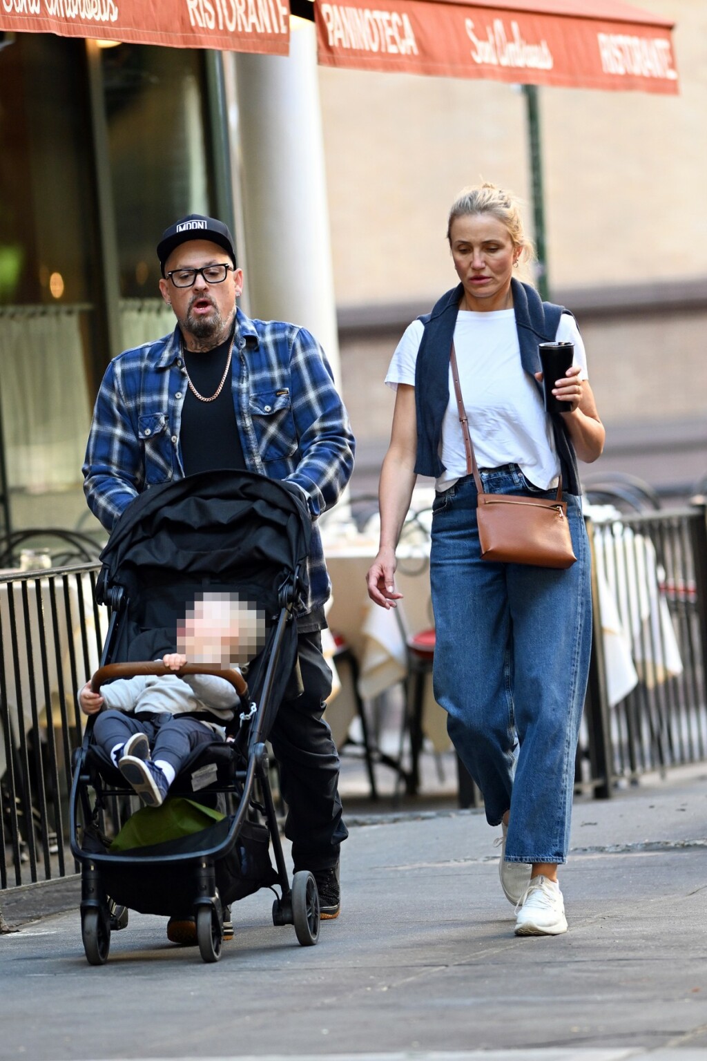 Cameron Diaz u šetnji New Yorkok sa suprugom i sinčićem