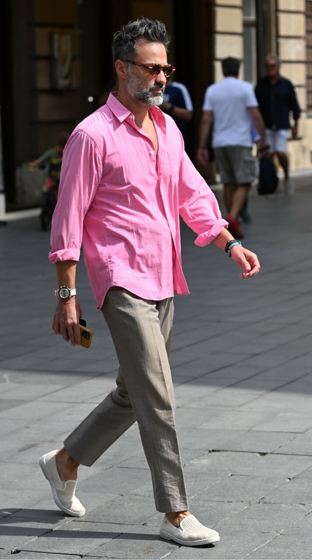 Markantan gospodin sa zagrebačke špice u ružičastoj košulji