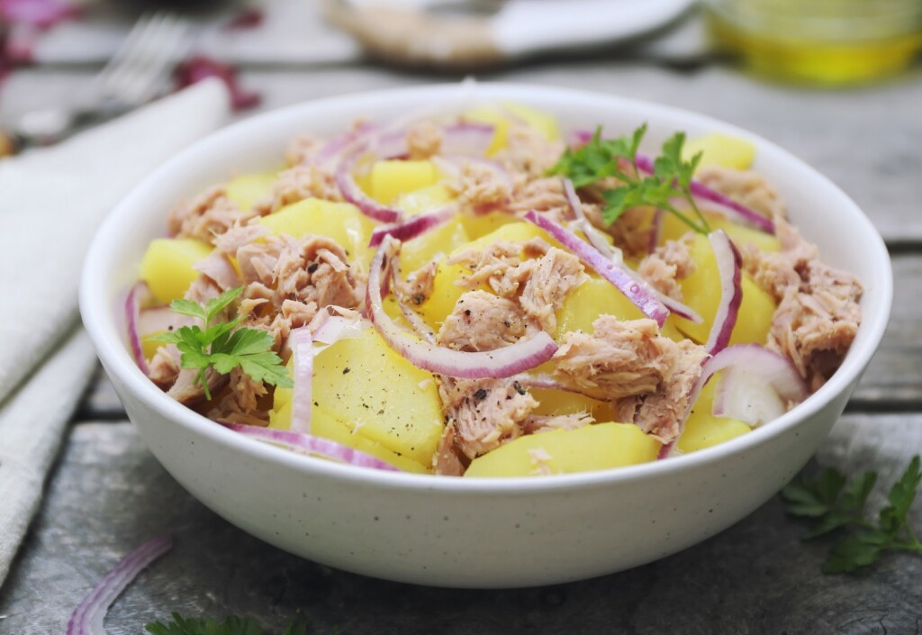 Krumpir salata s tunom