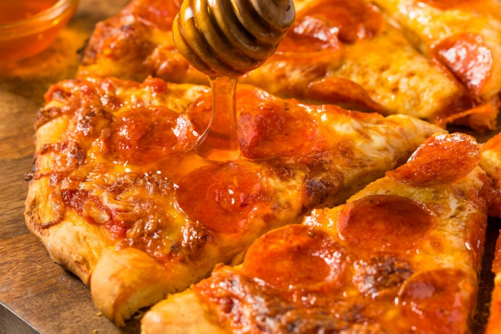 Ljuti med često se stavlja na mesnu pizzu