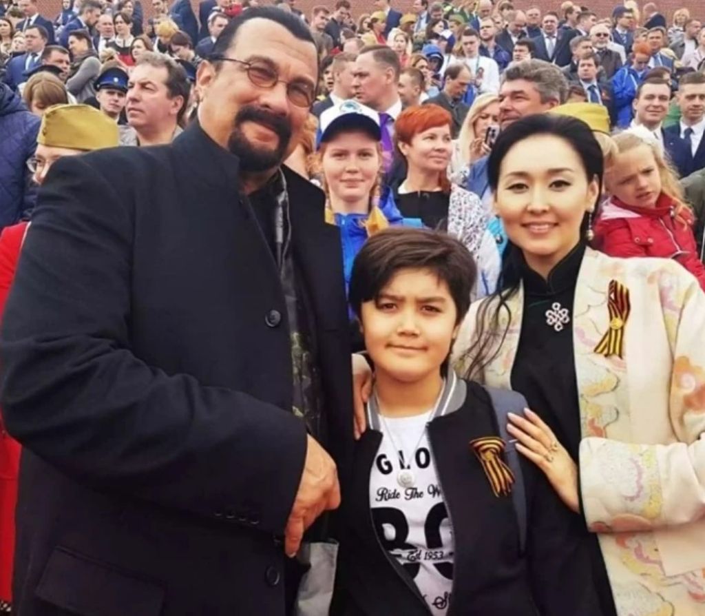 Steven Seagal sa suprugom