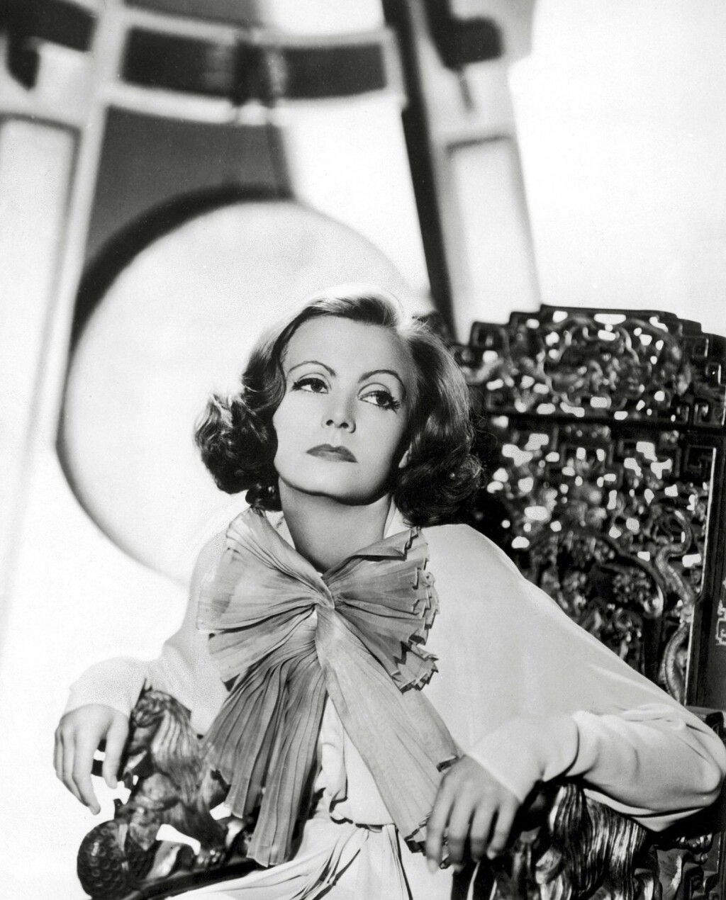 Greta Garbo u bluzi s mašnom