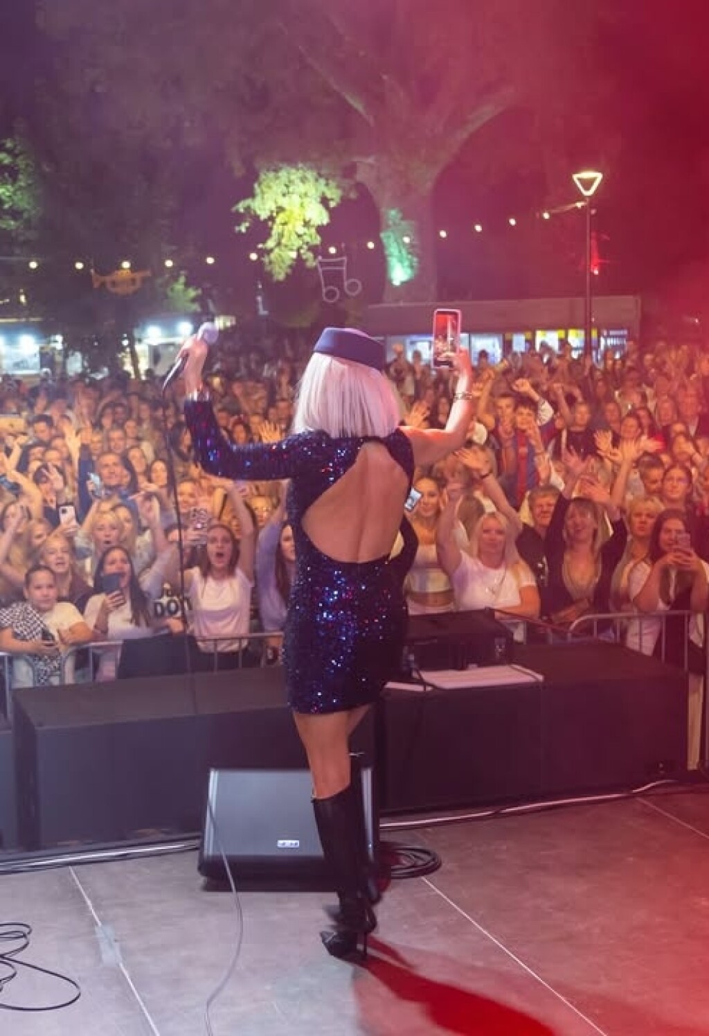 Maja Šuput u plavoj haljini na nastupu u Zlataru
