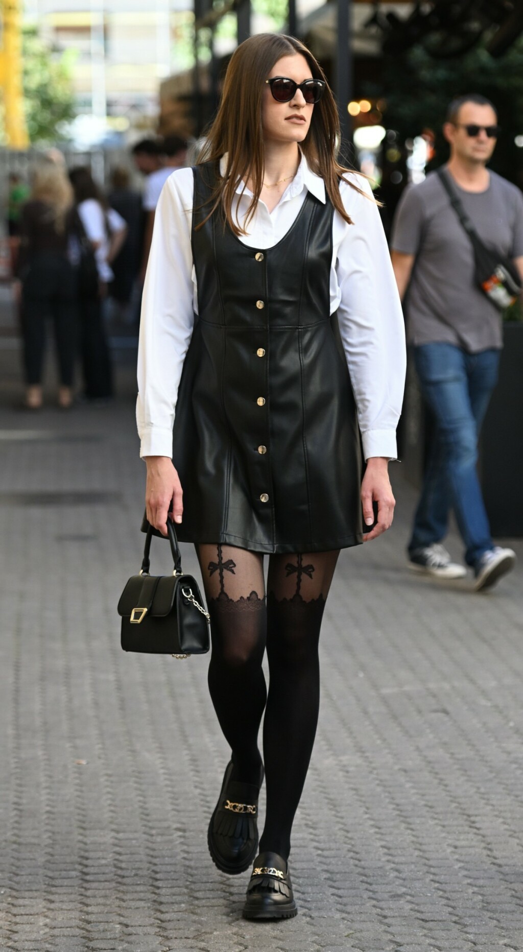 Izdanje sa špice u mini haljini i hulahopkama