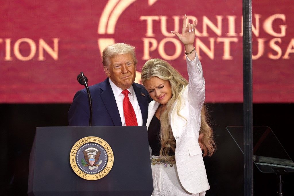 Donald Trump tješio Eriku Kirk - 9