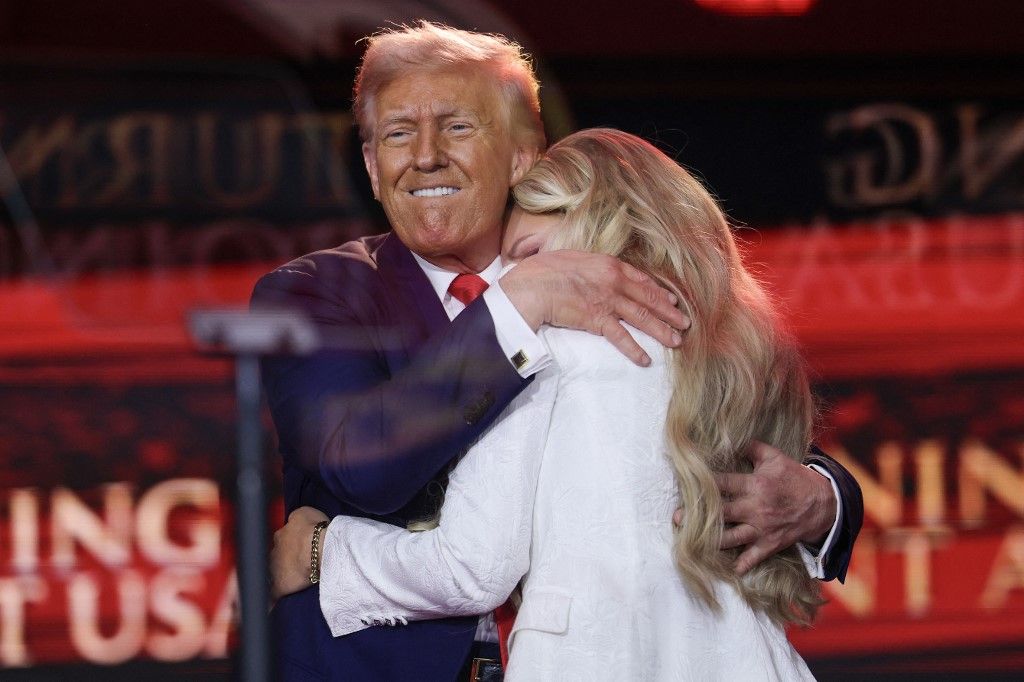 Donald Trump tješio Eriku Kirk - 9