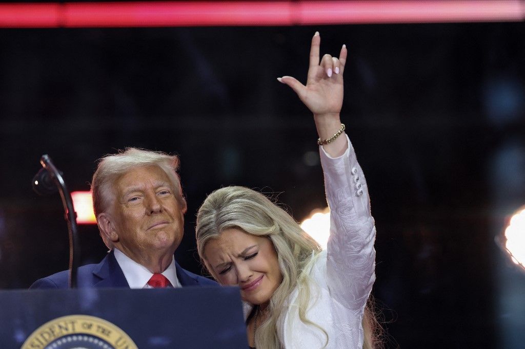 Donald Trump tješio Eriku Kirk - 9