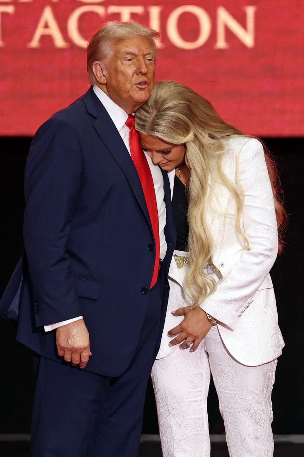 Donald Trump tješio Eriku Kirk - 9