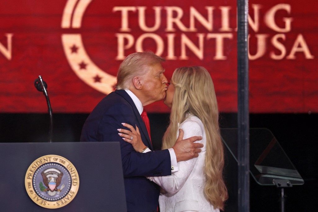 Donald Trump tješio Eriku Kirk - 9