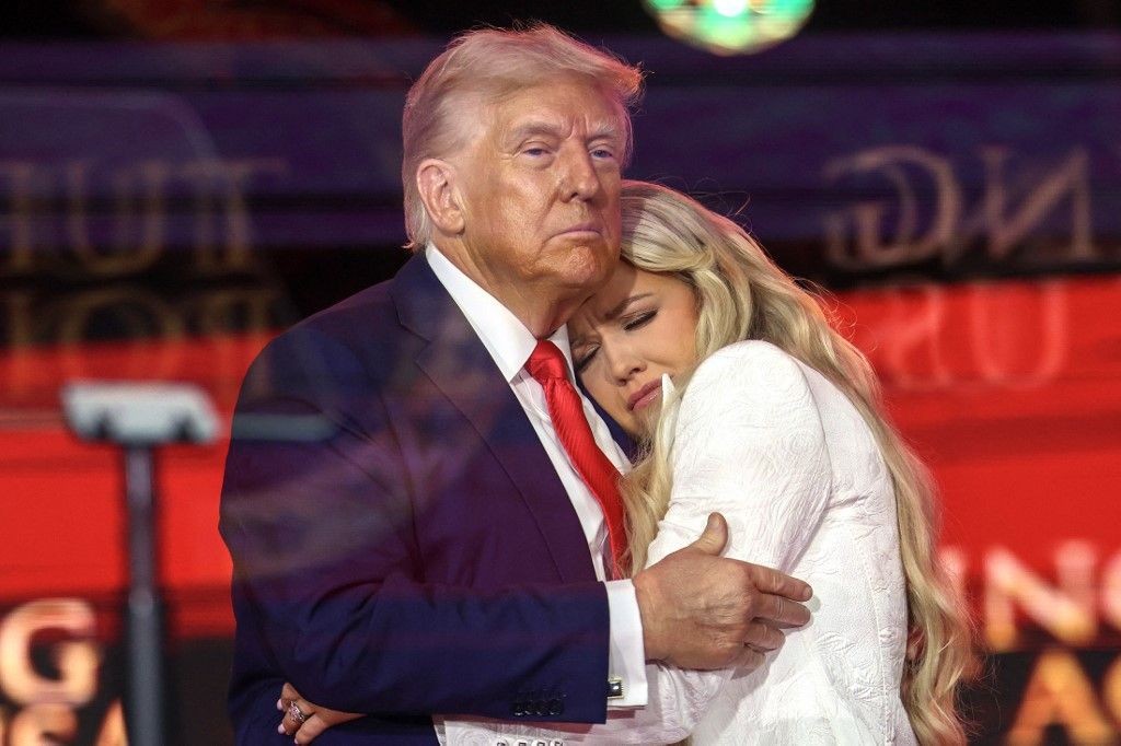 Donald Trump tješio Eriku Kirk - 9