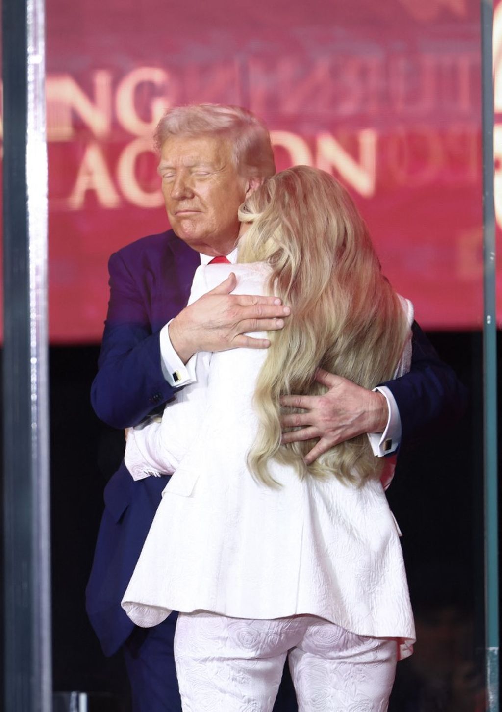 Donald Trump tješio Eriku Kirk - 10