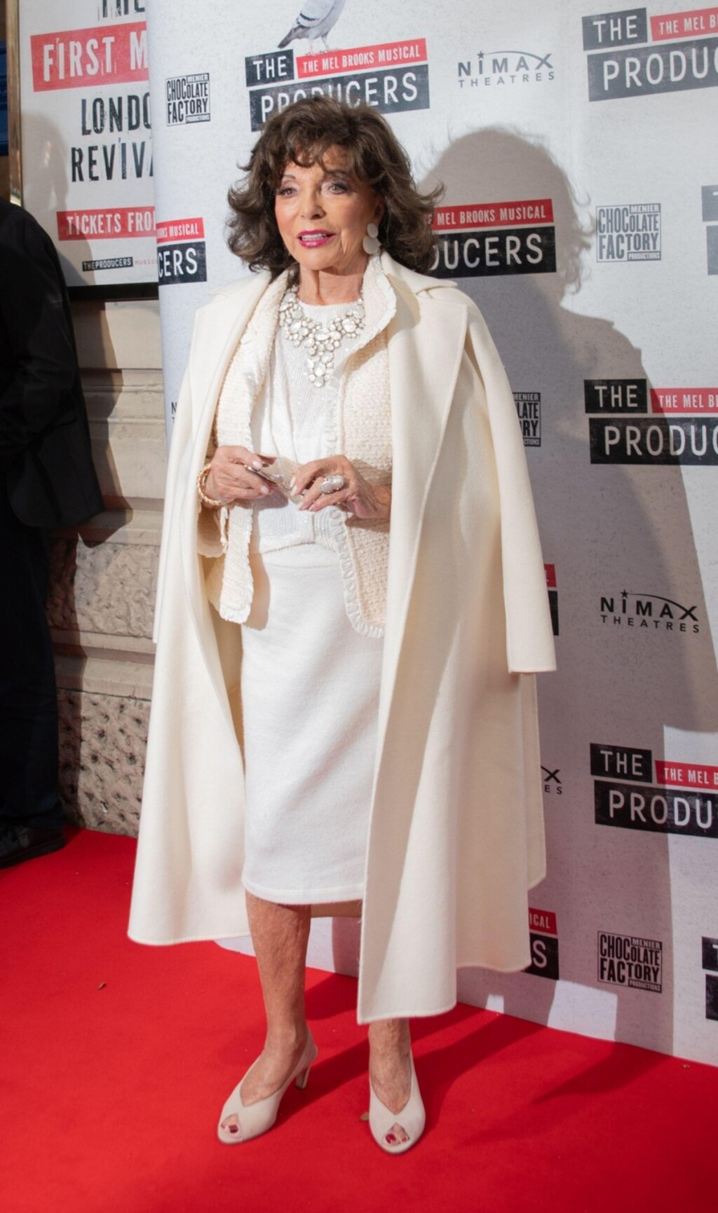 Joan Collins u bijelom izdanju na mjuziklu
