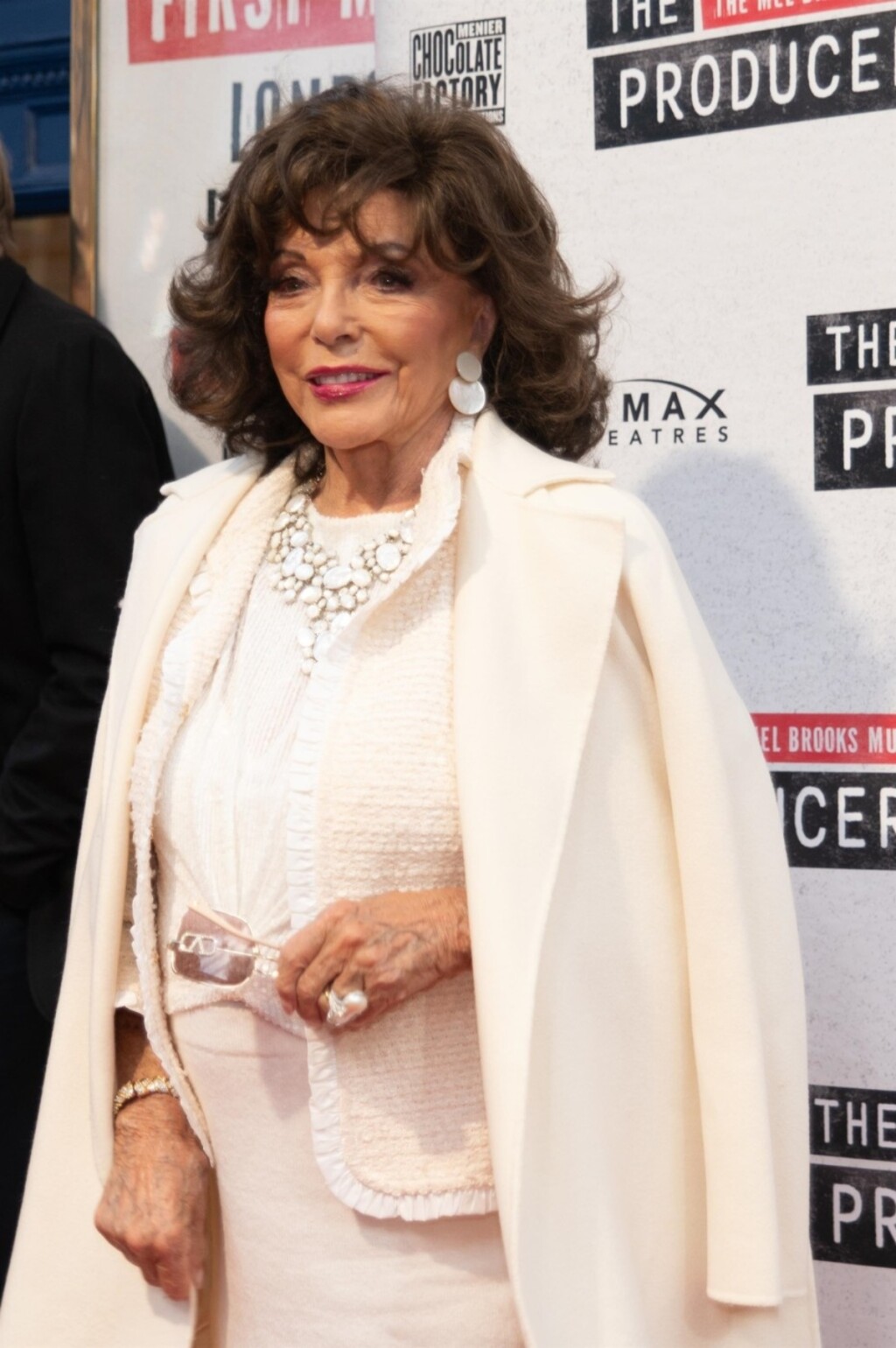 Joan Collins u bijelom izdanju na mjuziklu