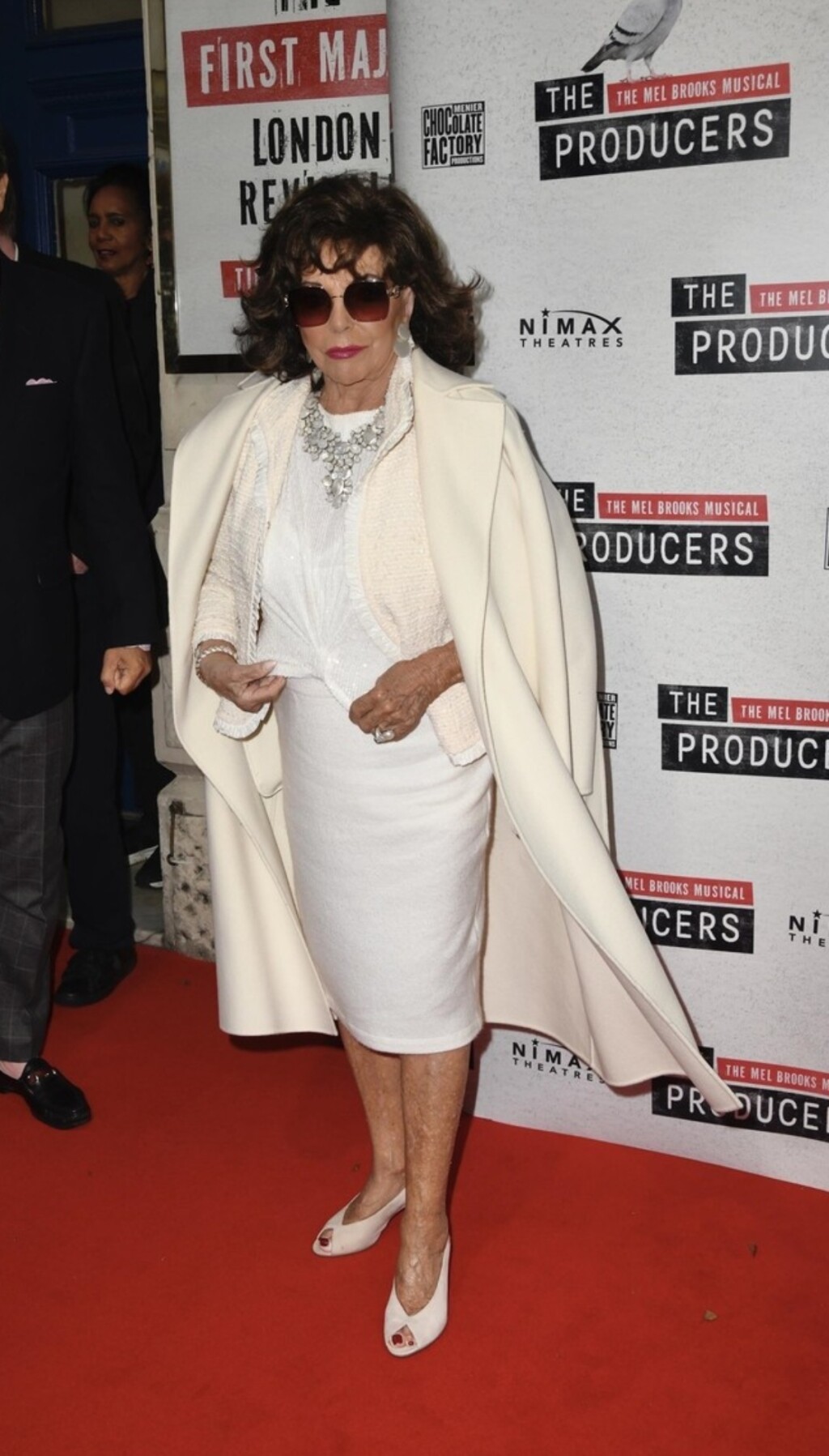 Joan Collins u bijelom izdanju na mjuziklu