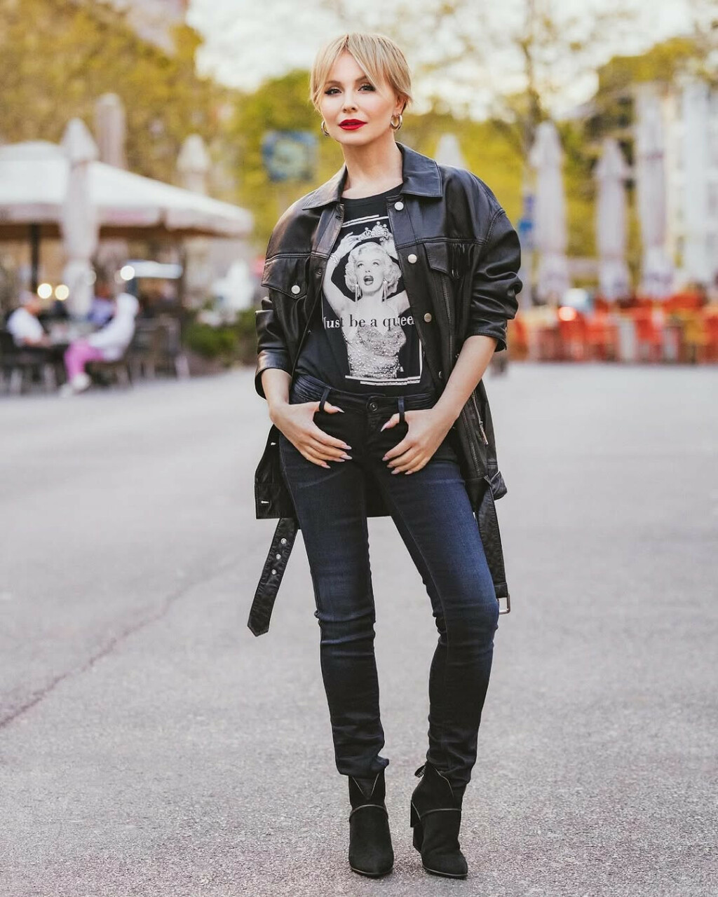 Danijela Martinović u skinny trapericama i gležnjačama - 3